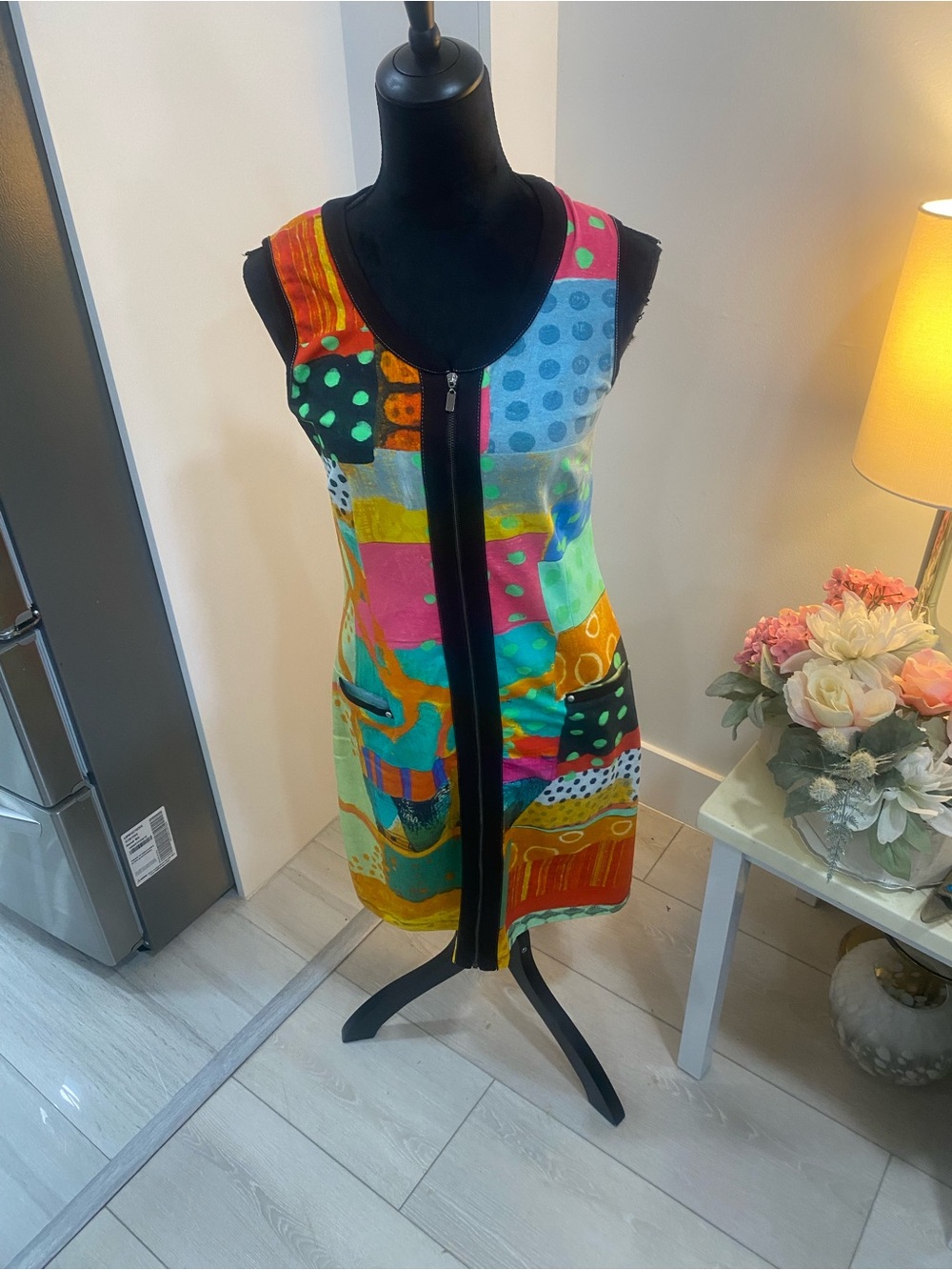 Dolcezza ART Simply Abstract Print Sleeveless Top in Red, Orange & Black
